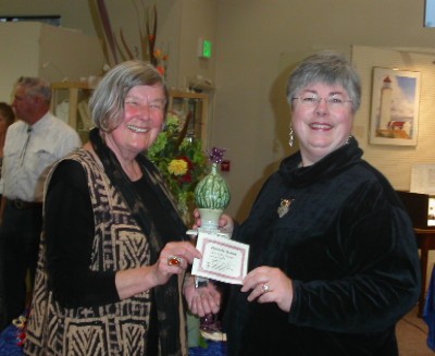 One of Vicki's funky garden finials received an Honorable Mention from judge Susan Parke (shown on the left, above), curator of the Museum of No